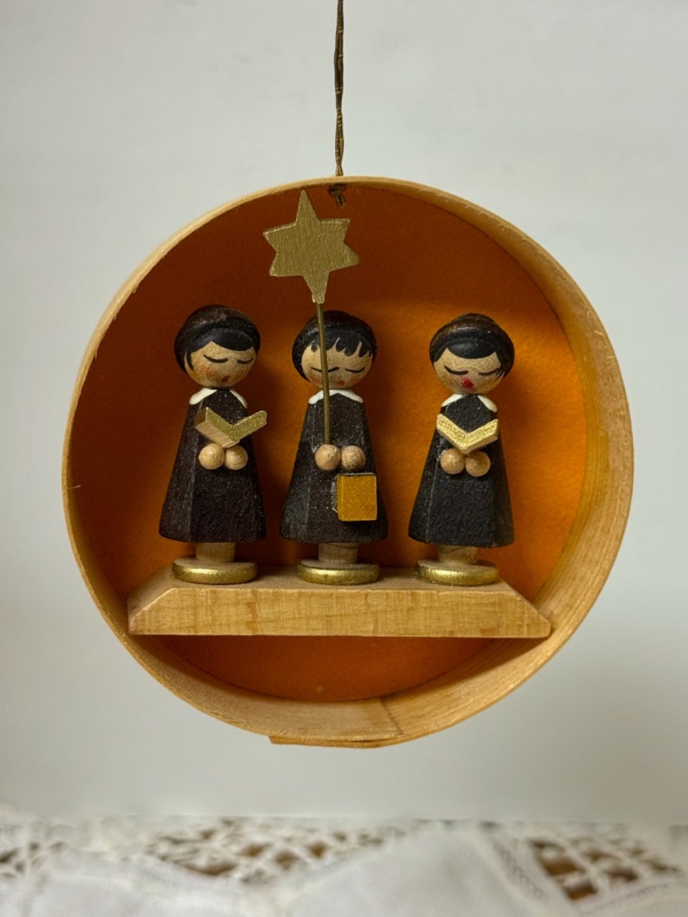 VTG  Erzgebirge Volkskunst  15301  CAROLER SET IN WOODED SPLINTER BOX Ornament
